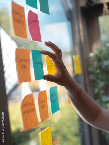 Foto Close-up of hand holding sticky note during strategic planning and idea organiza