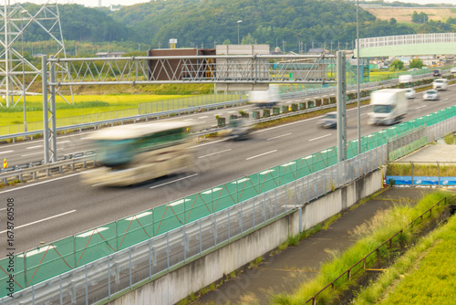 高速道路を走行する車