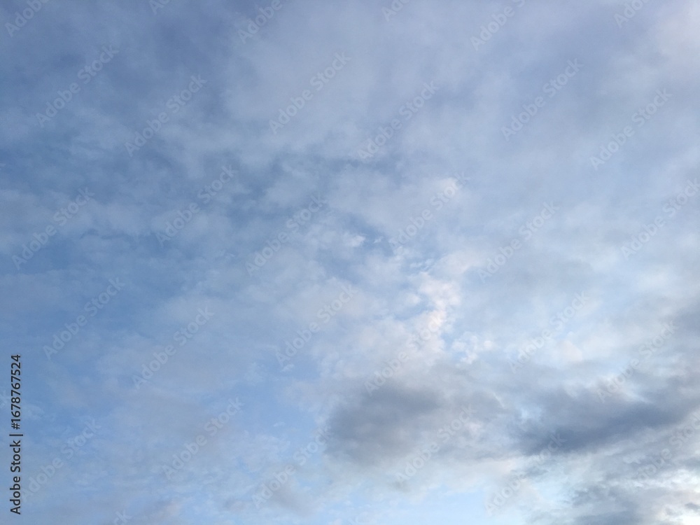 Obraz premium Dramatic Sky with Mixed Cloud Formations and Gradient Blue-Gray Tones