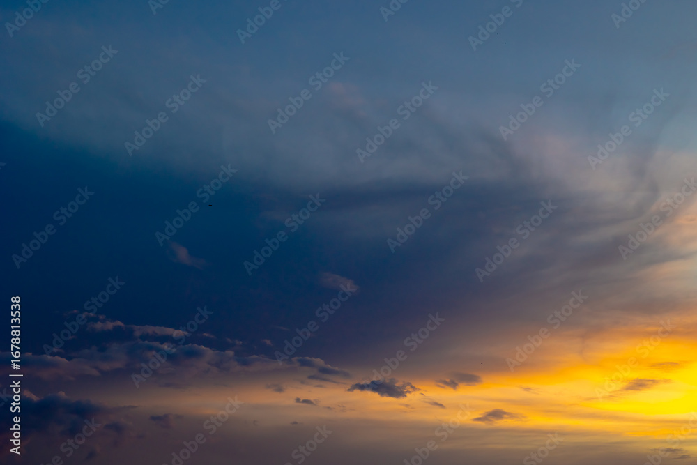 Obraz premium Dramatic hazy sky at sunset. Sunset sky background