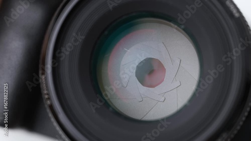 Lens diaphragm shut and open