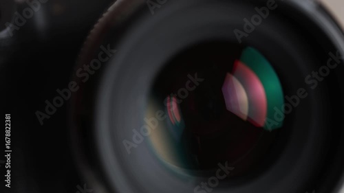 Lens diaphragm shut and open