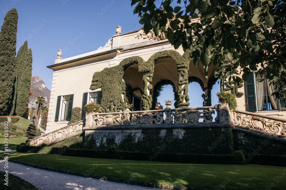 Obraz premium Elegant villa del balbianello overlooking tranquil lake como in italy