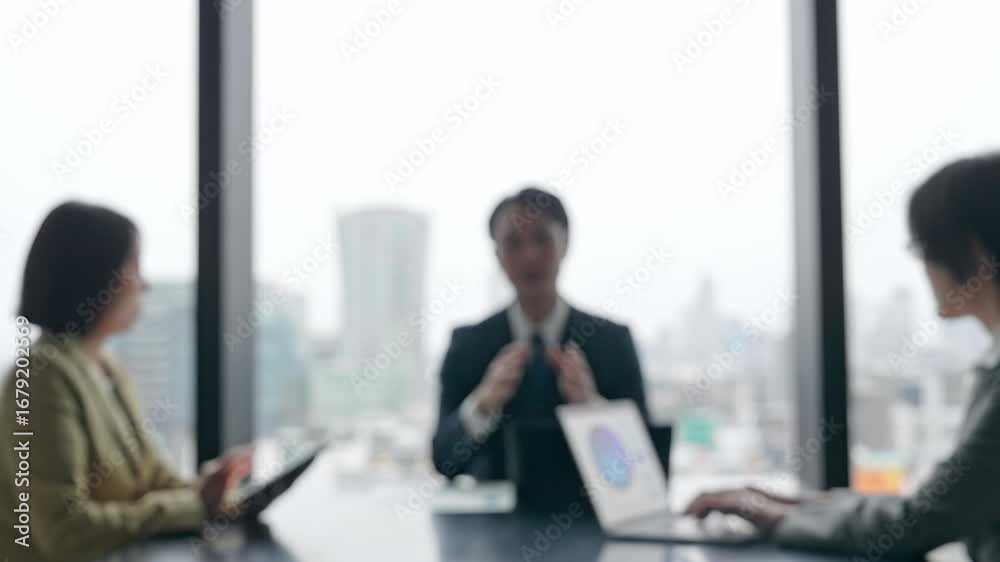 オフィスで会議するビジネスパーソンのグループのぼかしイメージ オフィスで会議するビジネスパーソンのグループのぼかしイメージ