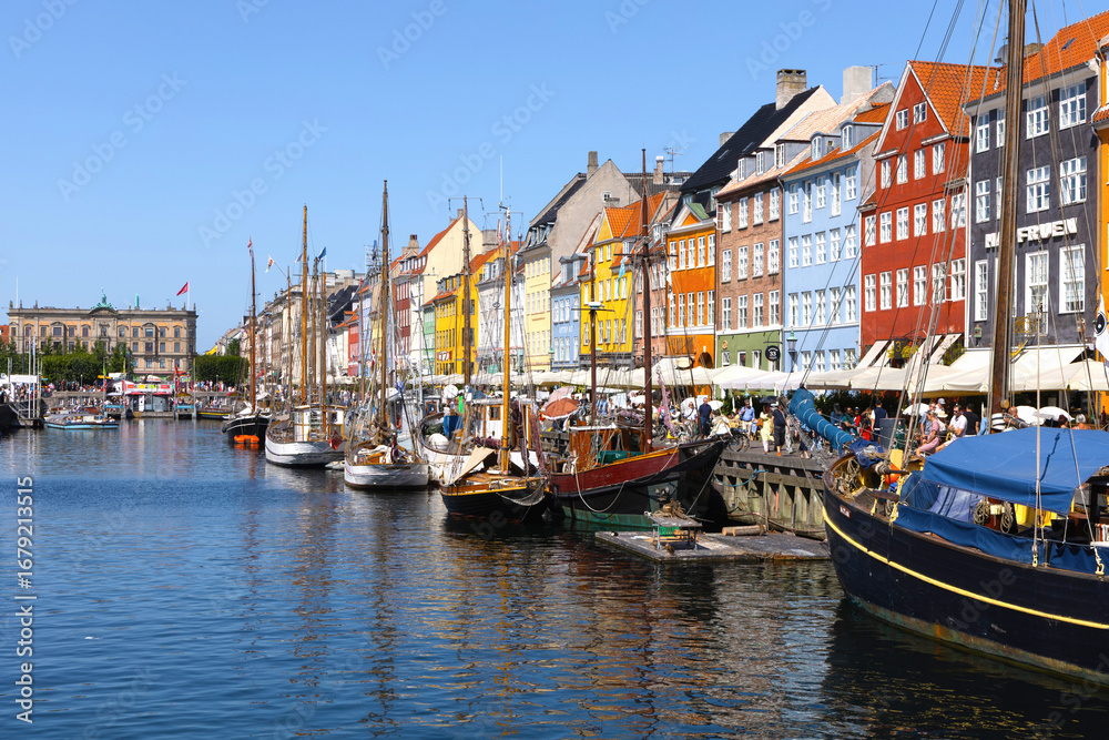 Fototapeta premium Nyhavn waterfront with boats and colorful buildings