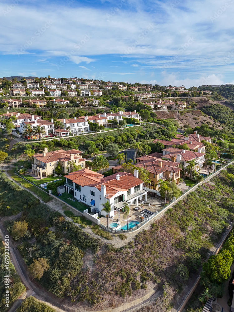 Fototapeta premium Luxury villas on the hillside near Newport Beach in Orange County, Southern California.