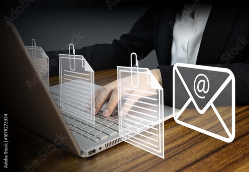 Foto Business professional sending email with multiple document attachments using la