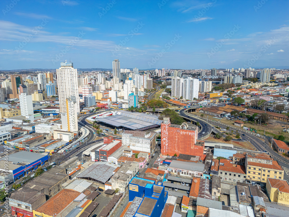 Fototapeta premium Imagem aérea da região do Terminal Central de ônibus na cidade de Campinas, Sâo Paulo em 2025.