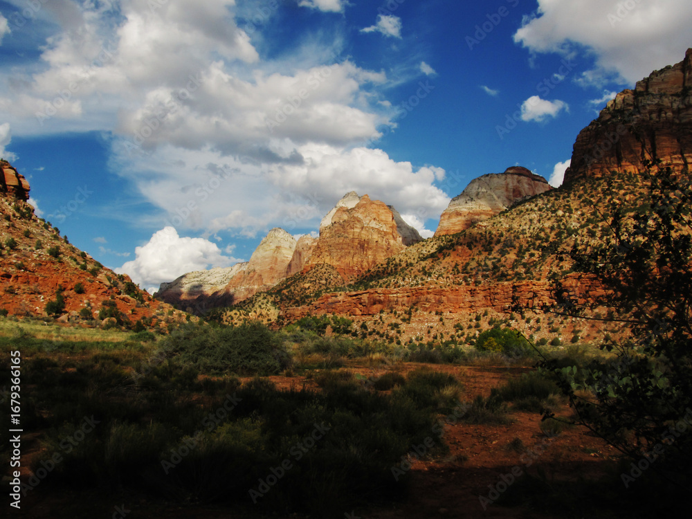 Fototapeta premium Spectacular view along Zion Canyon, from the start of the Parus Trail, in Zion National park.