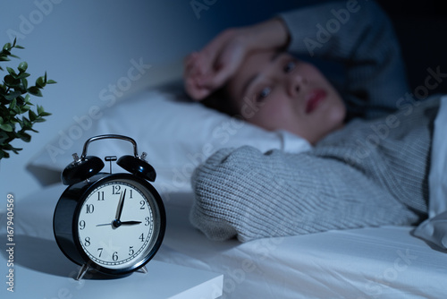 Foto Anxiety disorder on insomnia woman concept, sleepless Woman open eye awakening on the bed at night time can't sleep from symptom of depression diseased