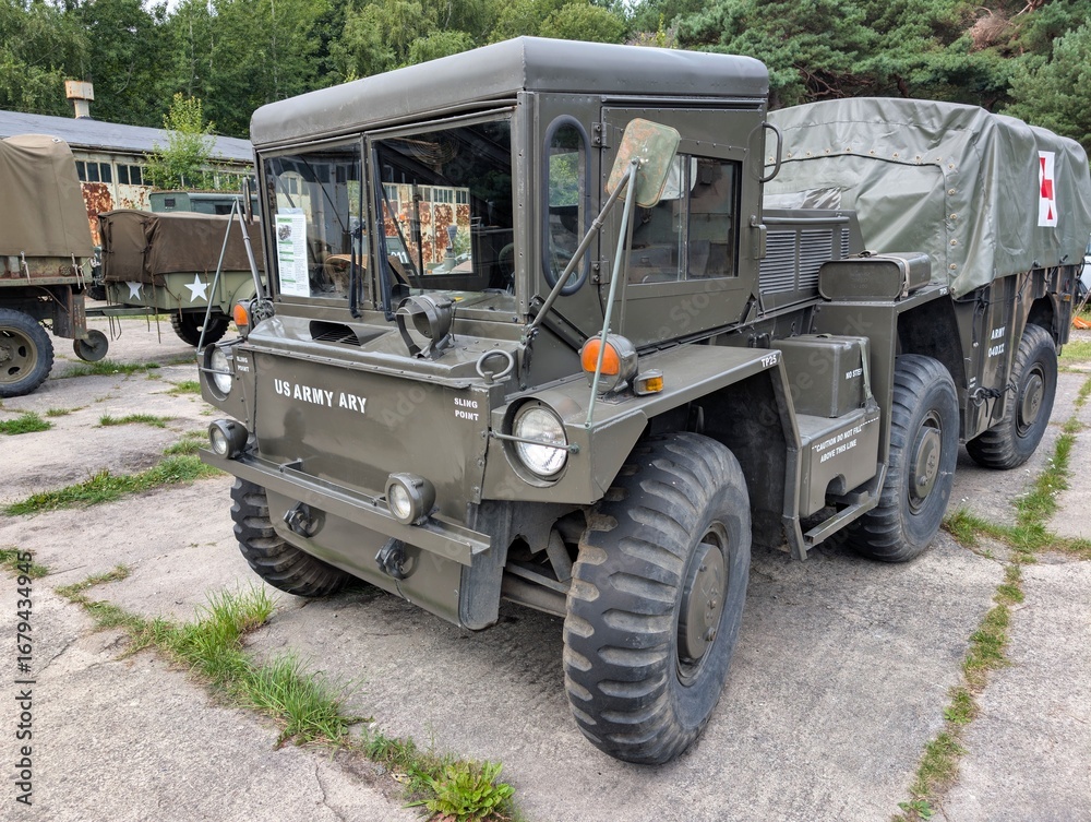 Obraz premium Military utility vehicle on display at army exhibit during the daytime at a historical site