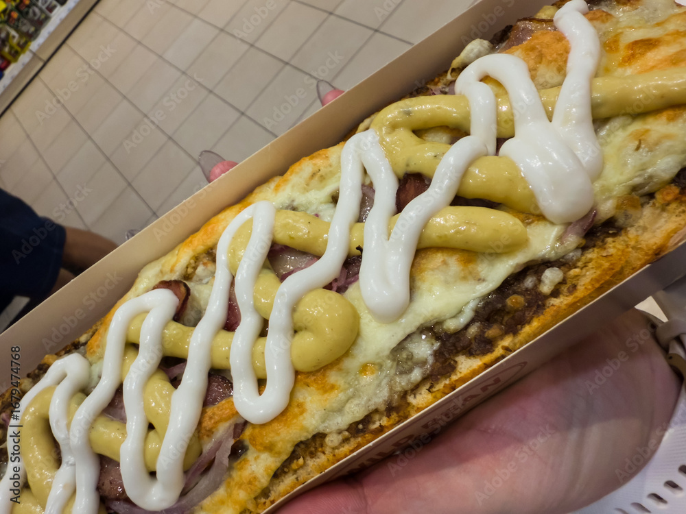 Φωτογραφία Freshly baked zapiekanka baguette with cheese, sausage, onions, ketchup and mayo