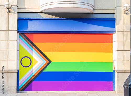 Bandera del orgullo LGBTQ+ en pared 