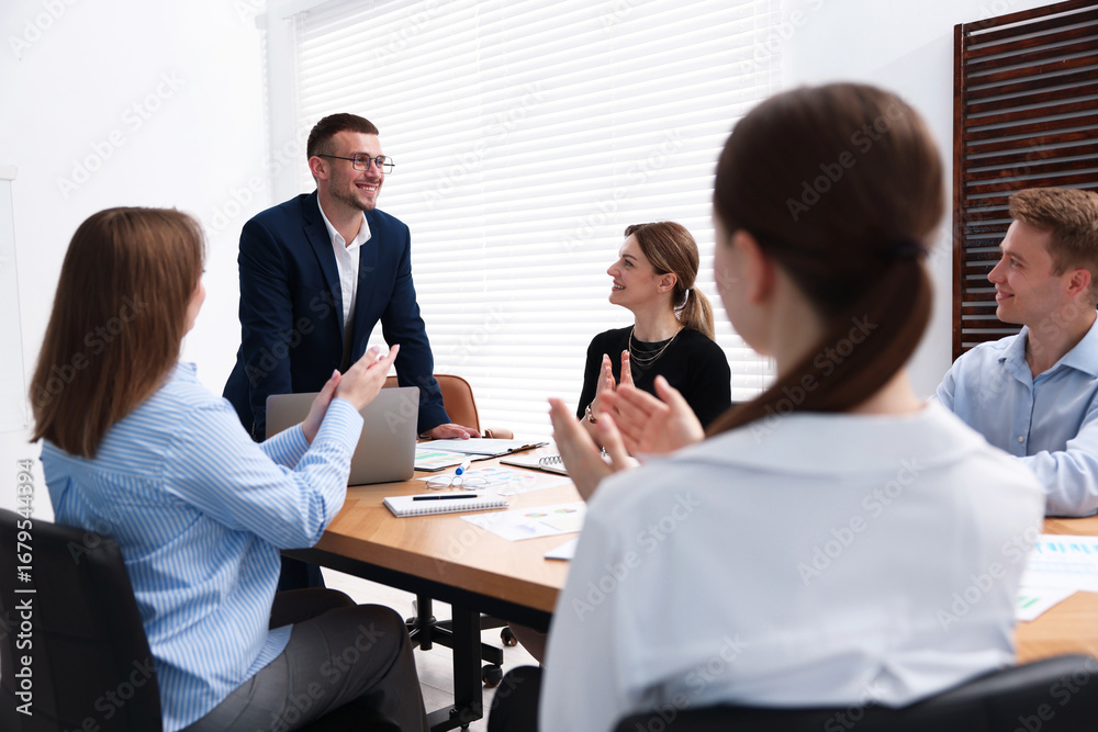 Obraz premium Business coach working with group of people in office