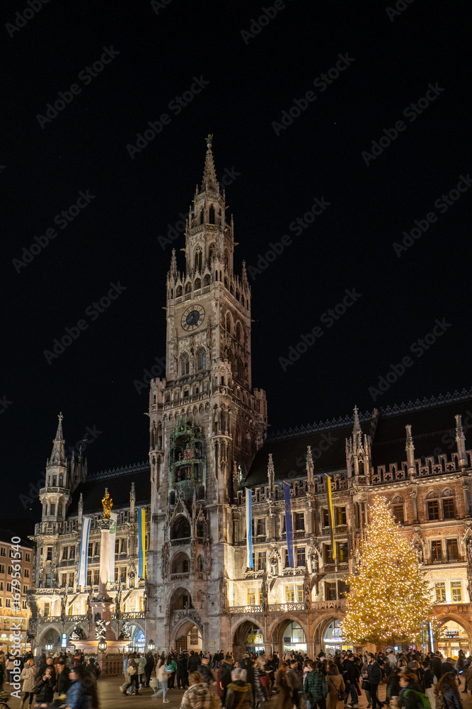 Obraz premium Munich New Town Hall at Night with Christmas Lights