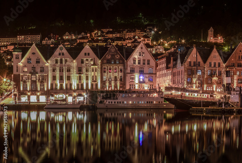 paisaje nocturno de las fachadas de las casas del hermoso Barrio Hanseático, de Bergen, Noruega