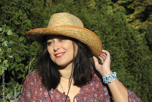 Frau mit Hut im Garten / Woman wearing a hat in the garden