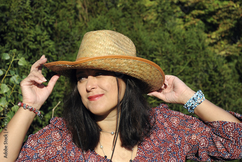 Frau mit Hut im Garten / Woman wearing a hat in the garden