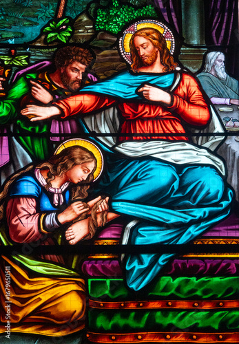 Stained glass (1947) of Saint Mary Magdalene washing the feet of Jesus Christ with perfume and her hair.