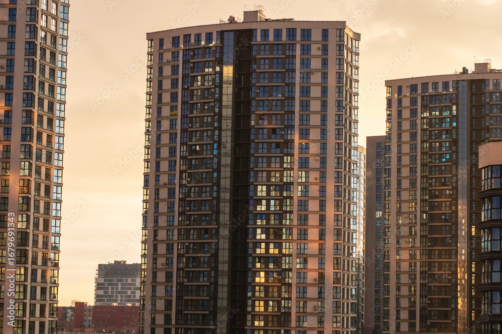 Obraz premium Modern Urban Skyline at Sunset with High-Rise Residential Buildings