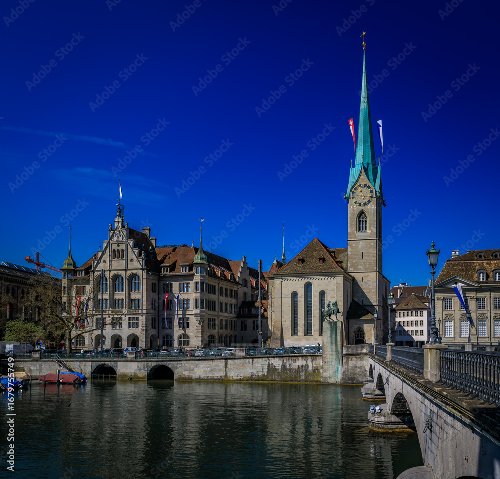 Fototapeta premium Fraumunster church and Munsterbrucke bridge over the Limmat, Zurich, Switzerland