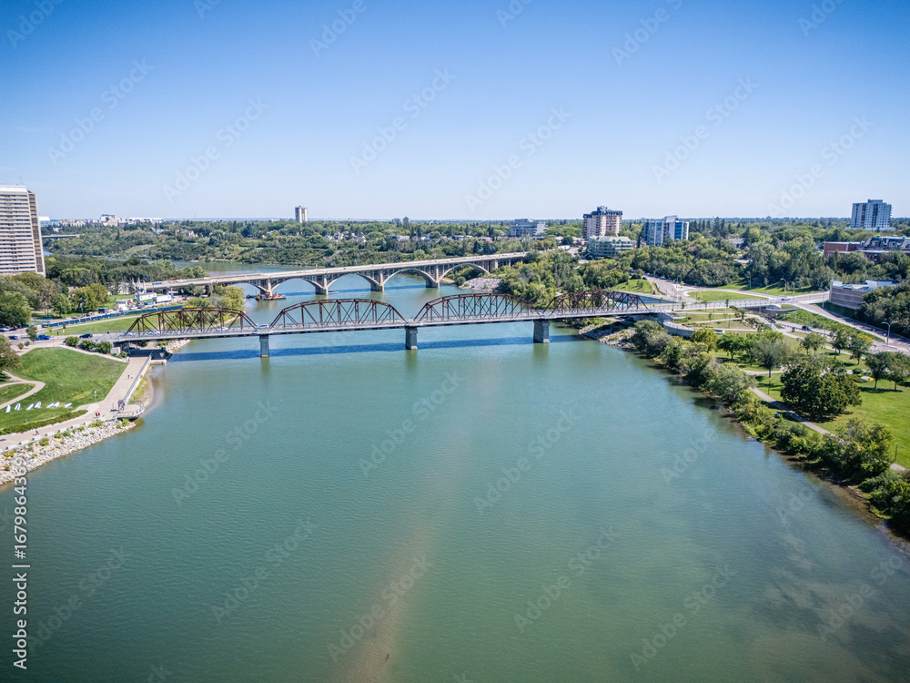 Obraz premium Aerial View of Broadway Bridge and Traffic Bridge Over the South Saskatchewan River in Saskatoon