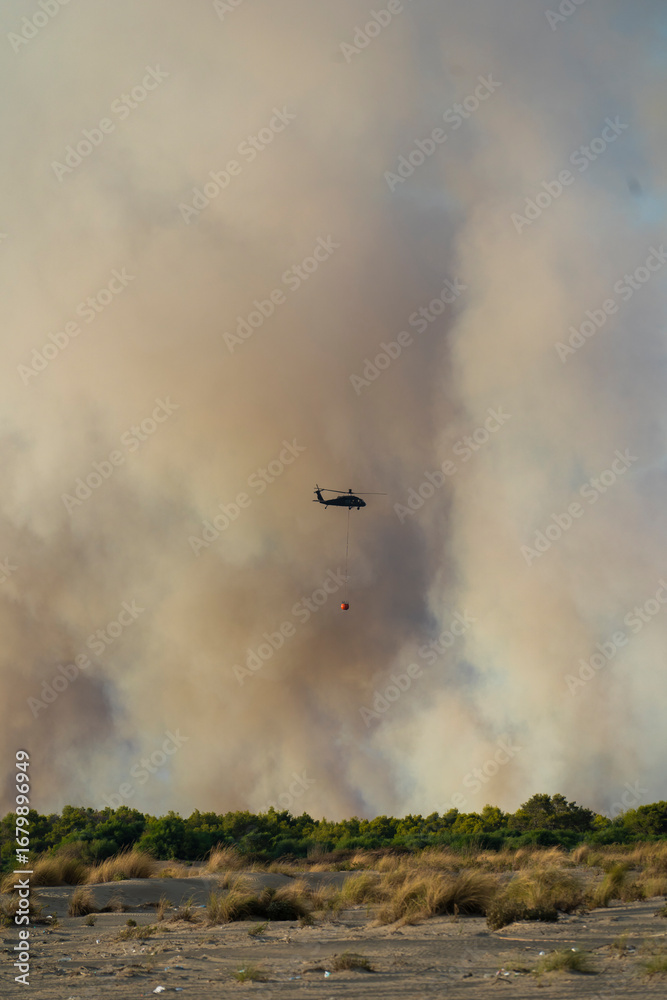 Obraz premium Military helicopters sachet water dripping for fireworks, in fire area