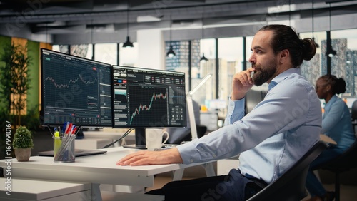 Tableau sur toile Trader in office expresses concern as investment portfolio value declines after unexpected market events