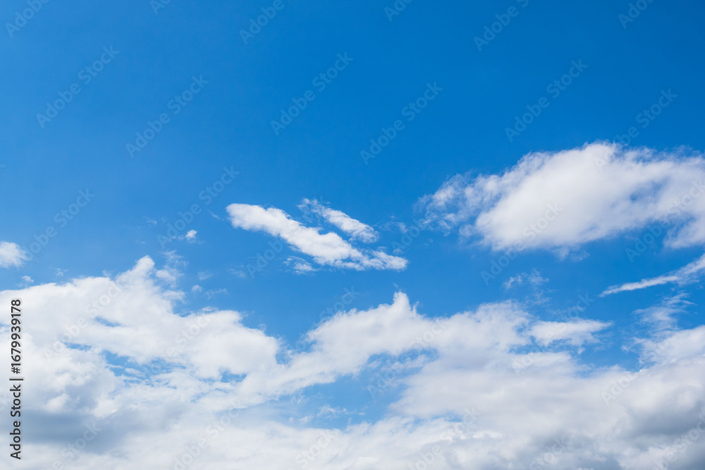 Fototapeta premium 晩夏の空 午後の澄んだ青空と雲31