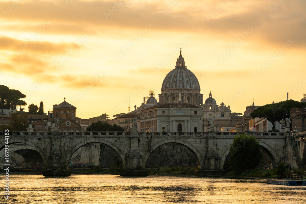 Obraz premium Beautiful Sunset Over St. Peters Basilica and River Tiber in Rome