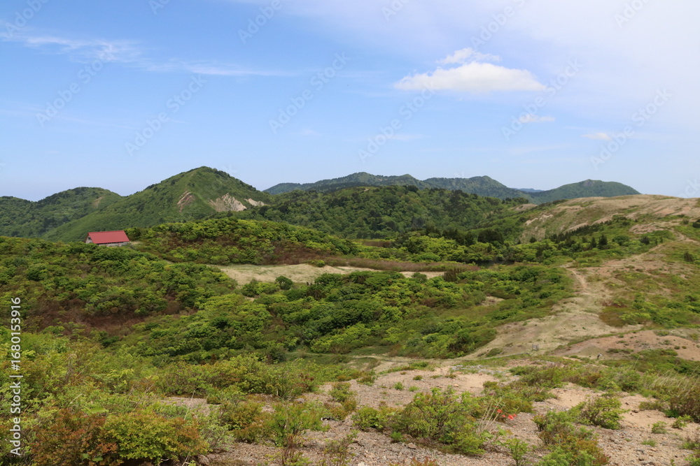 Fototapeta premium 春の佐渡島。尻立山中腹より。トンデン山の風景。
