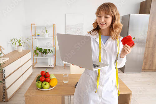 Female nutritionist with la...