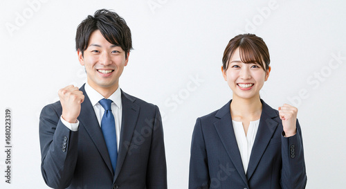 明るくて元気な男女の新入社員 白背景 AI生成画像