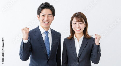 明るくて元気な男女の新入社員 白背景 AI生成画像