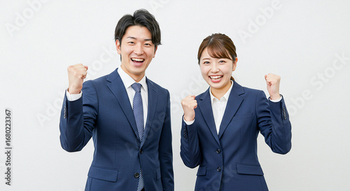 明るくて元気な男女の新入社員 白背景 AI生成画像