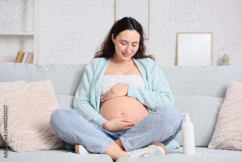Young pregnant woman with b...