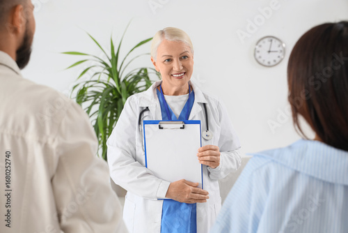 Female fertility doctor adv...