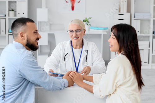 Female fertility doctor wit...