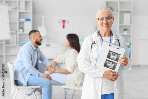 Female fertility doctor wit...