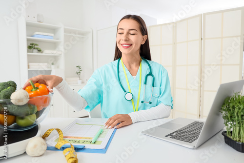 Female nutritionist with ve...