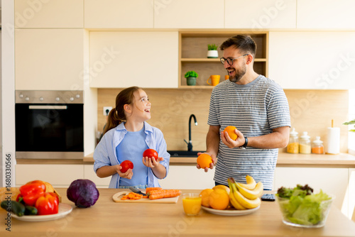 Father and daughter share j...