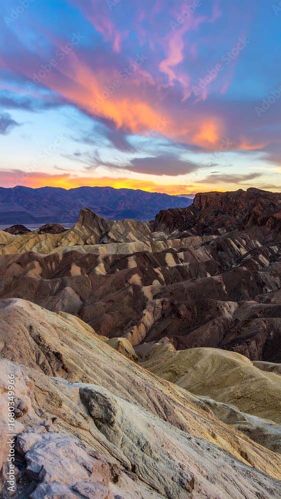 Obraz premium Dramatic sunset over a vast desert landscape