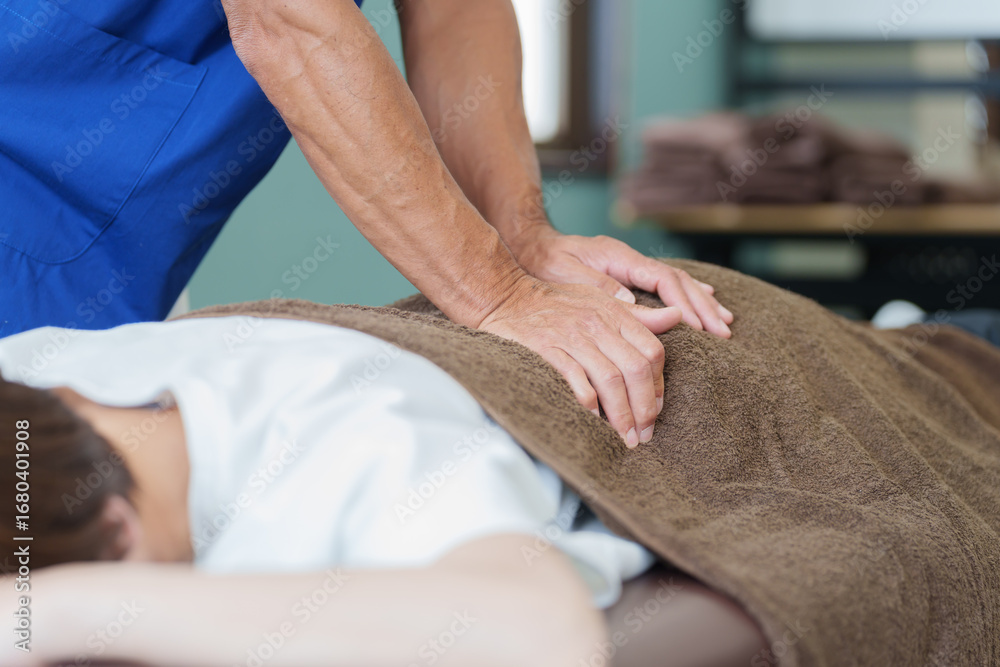 © polkadot - 施術する整骨院の先生と患者 © polkadot - 施術する整骨院の先生と患者