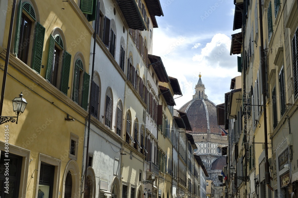 Fototapeta premium view of the dome of Florence Cathedral from a street