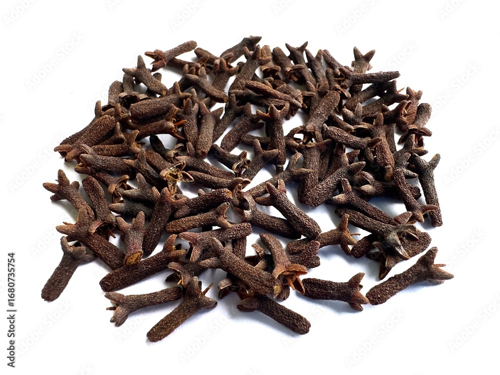 Obraz premium A pile of fresh dried brown cloves isolated on white background. Spice cloves. Close up of dried aromatic clove flower buds.