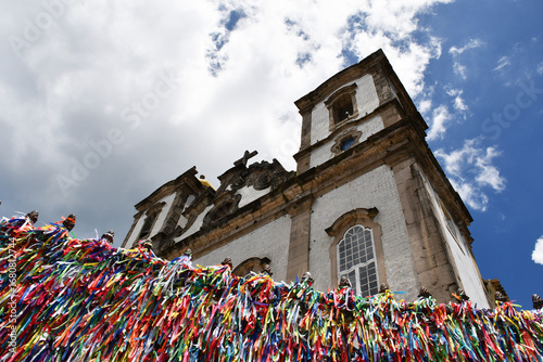 The Church of Our Lord of Bonfim, in Salvador, Bahia, is a symbol of faith and religious syncretism. Famous for the Lavagem do Bonfim and its colorful ribbons, attracting devotees and tourists.