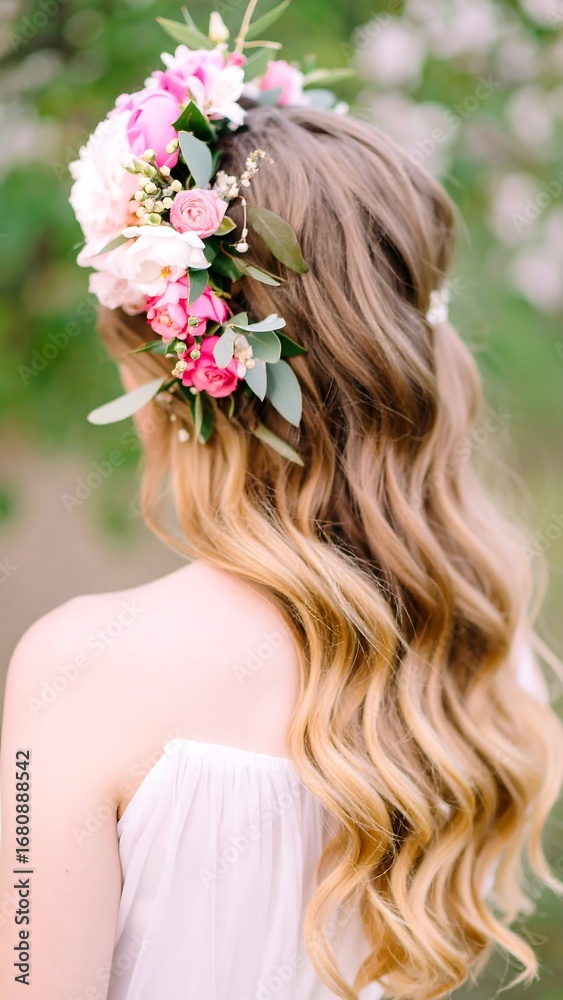 Naklejka premium Floral hair crown, wavy blonde hair