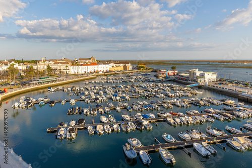 Blick auf die Faro Marina, die Stadt Faro und den Naturpark Ria Formosa in Portugal