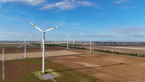 Panorama Luftaufnahme eines großen Windparks bei tierstehender Sonne in herbstlicher Landschaft. Symbol für erneuerbare Energie