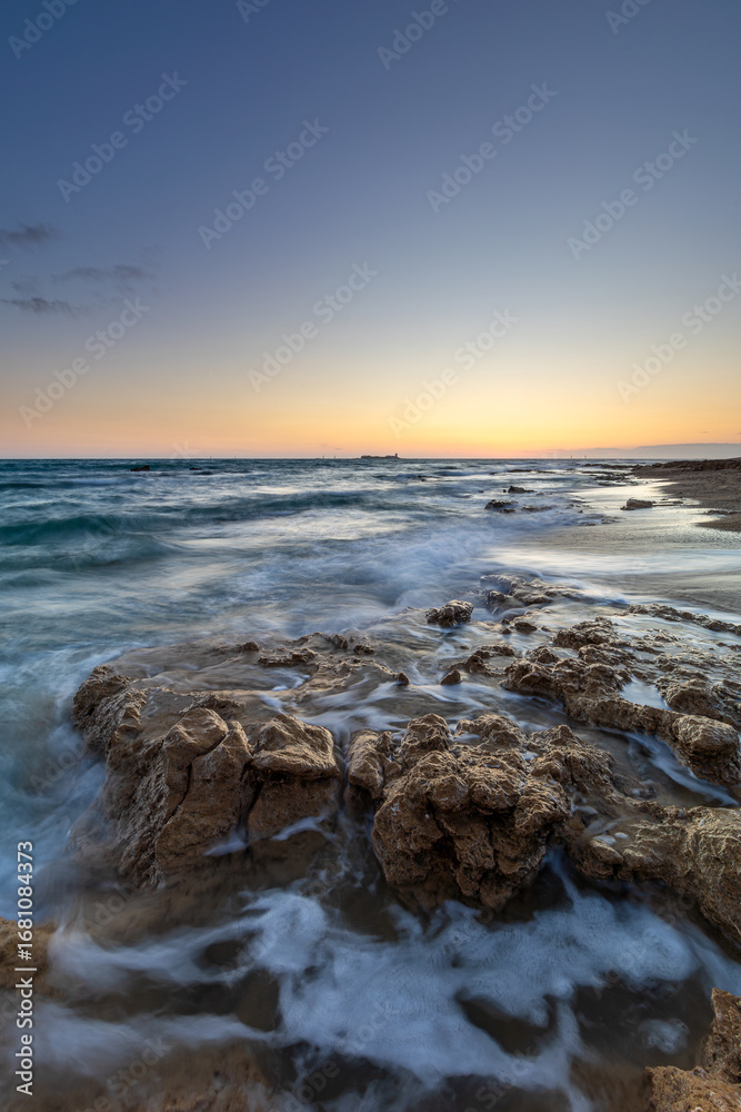 Naklejka premium Der Strand Playa de Sancti-Petri bei Sancti Petri in der Provinz Cadiz in Andalusien in Spanien bei Sonnenuntergang